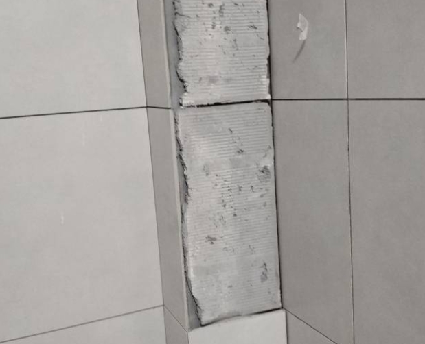 达州瓷砖空鼓维修公司分享下瓷砖施工前基层浇水润湿程度不足，可能导致以下问题
