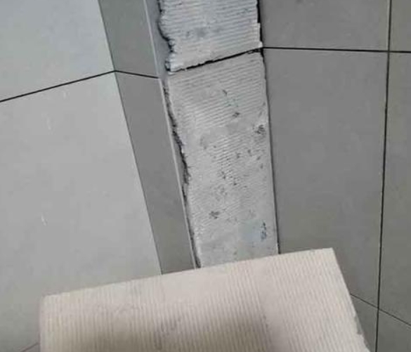 达州瓷砖空鼓维修公司分享下厨房瓷砖脱落的补救措施。